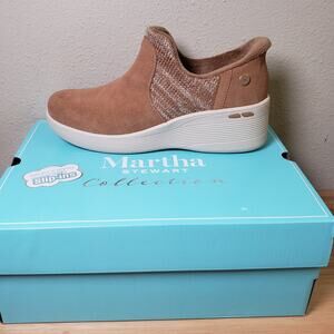 Skechers Size 7.5 Martha Stewart Collab Hands Free Slip On Sneaker Tan Leather